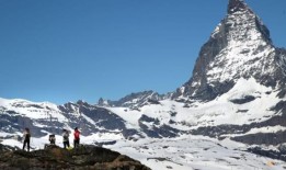 直升机在瑞士搜寻一名滑雪者，另有5人死亡