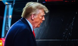 法官告诉特朗普在E. Jean Carroll诽谤审判中“小声点”