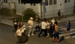 疯狂的视频显示，血腥的纽约街头斗殴从家里蔓延到街上，6人被砍伤