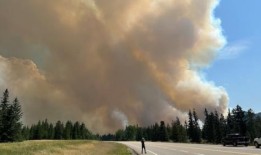 贾斯珀野火扰乱了铁路服务，导致卑诗省港口延误