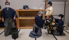 女人们闯入了日本的“阳刚”能剧