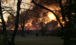 雨水落在采石场火灾燃烧区域，工作人员继续进行控制战斗