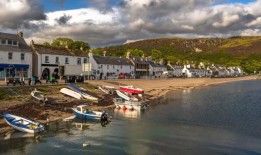 这个位于NC500公路上的苏格兰高地村庄是英国“最美丽”的村庄之一