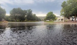 雨水落在采石场火灾燃烧区域，工作人员继续进行控制战斗