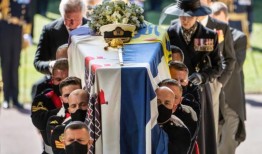 菲利普亲王去世前，伊丽莎白女王没能到他的床边：王室传记作家