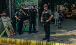 两名警官在下东区追逐抢劫嫌疑人时被枪击