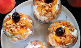 桃子和格兰诺拉燕麦卷是早餐和甜点-巴尔的摩太阳报