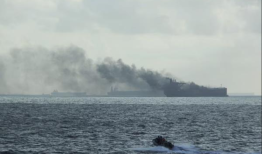 两艘油轮在新加坡海岸起火