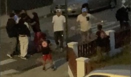 疯狂的视频显示，血腥的纽约街头斗殴从家里蔓延到街上，6人被砍伤