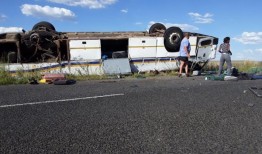 自由邦公车事故受害者，交通部长辛迪西维·奇孔加视察现场