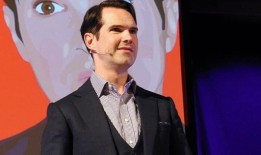 吉米·卡尔在马贝拉笑得很有趣