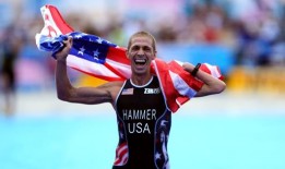 铁人三项运动员克里斯·哈默以惊人的胜利弥补了之前残奥会的伤心