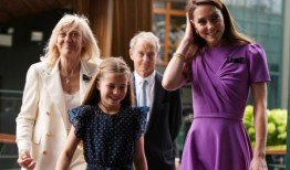 英国威尔士王妃凯特以起立鼓掌的方式欢迎她重返温布尔登