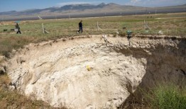 天坑在土耳其干枯的粮仓里散布着恐惧