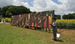 蜷川美香等艺术家的作品与东京湾的4万朵向日葵融为一体