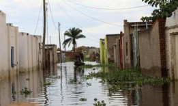 东非地区史无前例的洪水使数十万人流离失所