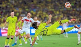 决赛后，在糟糕的场地上，金姆·斯维为多米尼克的受伤而大汗淋漓