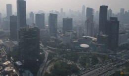 消防队员正在扑灭印尼弹药库的大火