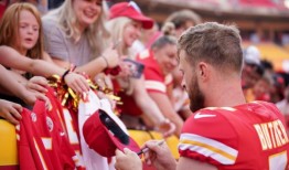 疯狂的视频显示，血腥的纽约街头斗殴从家里蔓延到街上，6人被砍伤