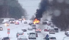 火与冰：2014年2月，雪在罗利召唤火焰，并推出了表情包