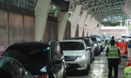 一名男子因在伍德兰兹检查站驾车越过检查车辆燃油水平的警察而被罚款