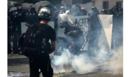 格拉斯哥大楼发生大火，紧急服务人员迅速赶到现场