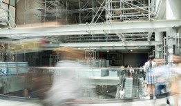 请原谅我们的灰尘：为什么一些企业在建筑翻新期间仍然营业