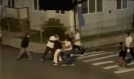 疯狂的视频显示，血腥的纽约街头斗殴从家里蔓延到街上，6人被砍伤