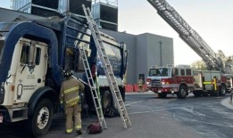 科罗拉多斯普林斯市消防队员营救一名被困在垃圾车里的男子