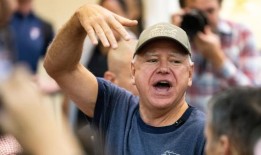 蒂姆·沃尔兹指责特朗普“反对美国”