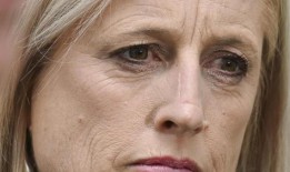 财政部长凯蒂·加拉格尔(Katy Gallagher)说，在强制利率削减需求后，绿党“失去了控制”