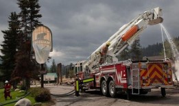 以皇家和好莱坞客人而闻名的小镇被野火肆虐