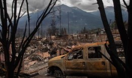 贾斯珀居民准备返回被野火肆虐的山城，焦虑和宽慰