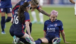 梅根·拉皮诺在职业生涯的最后一场比赛中受伤后蹒跚下场