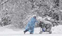 安克雷奇的积雪超过2英尺，造成无家可归者死亡人数增加