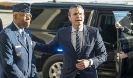 特朗普预计将对跨性别军人发布新命令