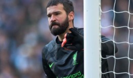 尤尔根·克洛普向阿利森提供了最新情况，并分享了对冠军争夺战的看法