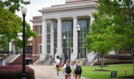 阿拉巴马州的四年制公立大学继续增加招生人数，与趋势和观念背道而驰