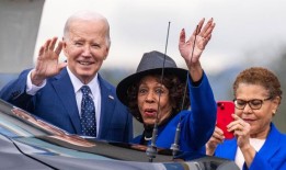 一位民主党代表说，拜登退出后，她“一开始很生气”：“我们被告知”他会留在党内