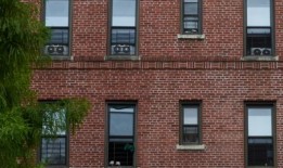 空调是纽约许多无家可归者收容所不允许的福利