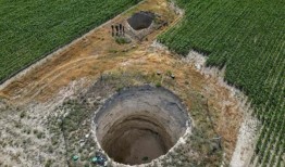 天坑在土耳其干枯的粮仓里散布着恐惧