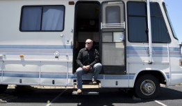 教会起诉科罗拉多镇，要求将无家可归者安置在拖车里，这是“上帝的命令”