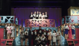 PLAYBILLDER Spotlight：这所高中的获奖设计团队在《Catch Me If You Can》中飞行