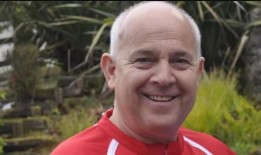 流行病期间，商人“故意”对着残疾员工的脸咳嗽