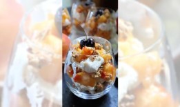 桃子和格兰诺拉燕麦卷是早餐和甜点-巴尔的摩太阳报