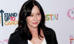 美剧《比佛利山庄，90210》的主演shanendoherty在与乳腺癌作斗争后去世，享年53岁