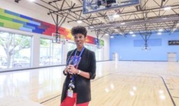 观看：小座头鲸腾空而起