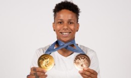 自由队以79比67击败王牌队，落后萨布丽娜·约内斯库23分