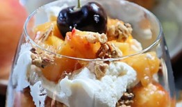 桃子和格兰诺拉燕麦卷是早餐和甜点-巴尔的摩太阳报