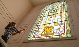 哈瓦那的窗户和一群公认的修复者联合国教科文组织文化遗产机构和欧盟N发起了一个项目，吸引来自其他地方的年轻人他将前往古巴接受实地培训。图片：Adalberto Roque／法新社